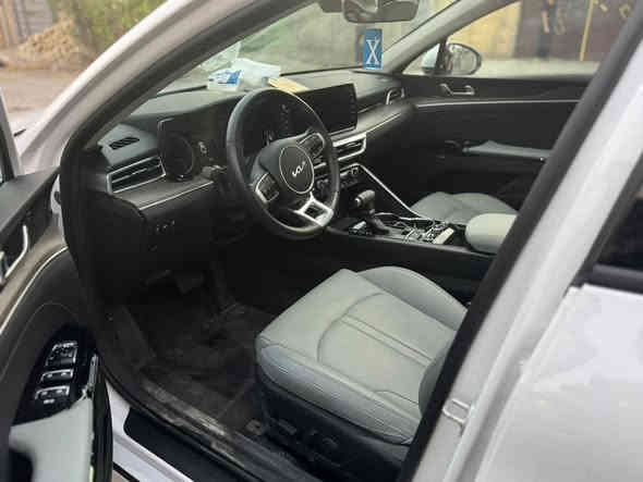 السلام عليكم 
K5 2023
مواصفات ex فول للاخير 
رقم بغداد تحويل ثاني يوم
حادث بس بنيد امبدل 
ماشيه 7000m 
200$ وبيهه مجال
***********
