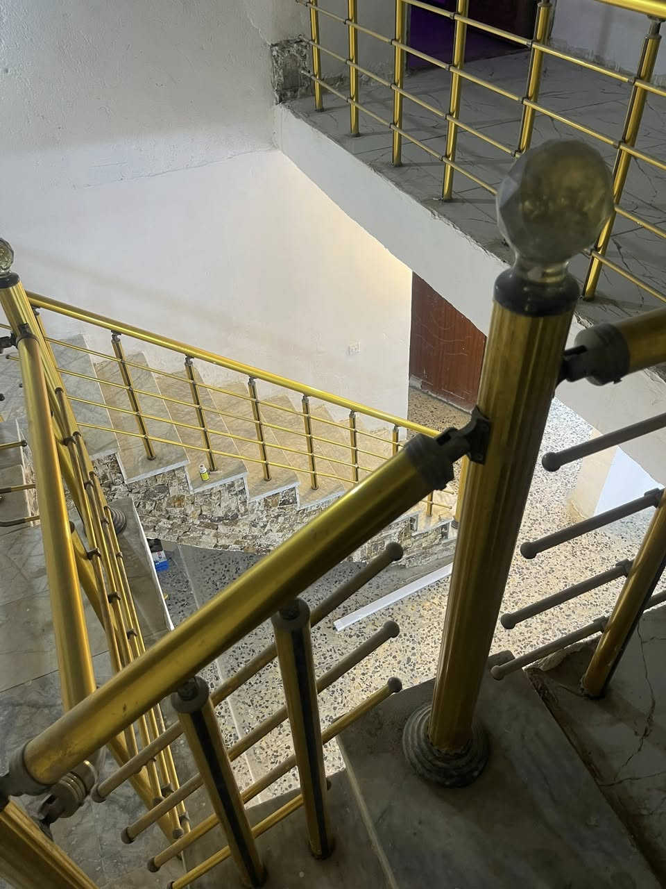 دار للبيع المساحة 200 متر طابقين 
خمس غرف نوم + سويتات حمامات داخل الغرف 
الشارع رصيف كامل وكهرباء ومجاري جديدة 
موقع حلو حي السلام مشمول بالتطويب والسعر 78 مليون بس 
للاستفسار ***********
