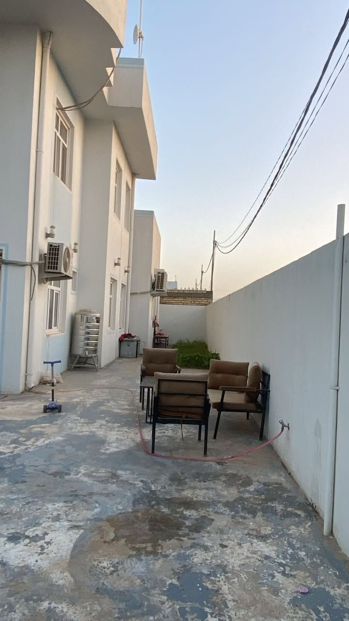 دار في مجمع قرية السلام النموذجيه 
ركن مرحله ثانيه مساحة 310
طابقين الطابق الاول مطبخ واستقبال وصاله وصحيات عدد 2
وغرف نوم عدد 2ومكشوفه 
وحديقه كبيره كما موضح لكم
وكراج سيارات وممر زائد حديقه صغيره
الطابق الثاني صاله وصحيات وغرف نوم 2نظام سويت وسطح للطابق الاول 
واضافه سطح كبير للطابق الثاني 
دار مميز جدا  👇🏻👇🏻👇🏻👇🏻👇🏻
علما الدار بي قرض عقاري 
للاستفسار  ((***********))
مكتب جوهرة النجف للعقار

