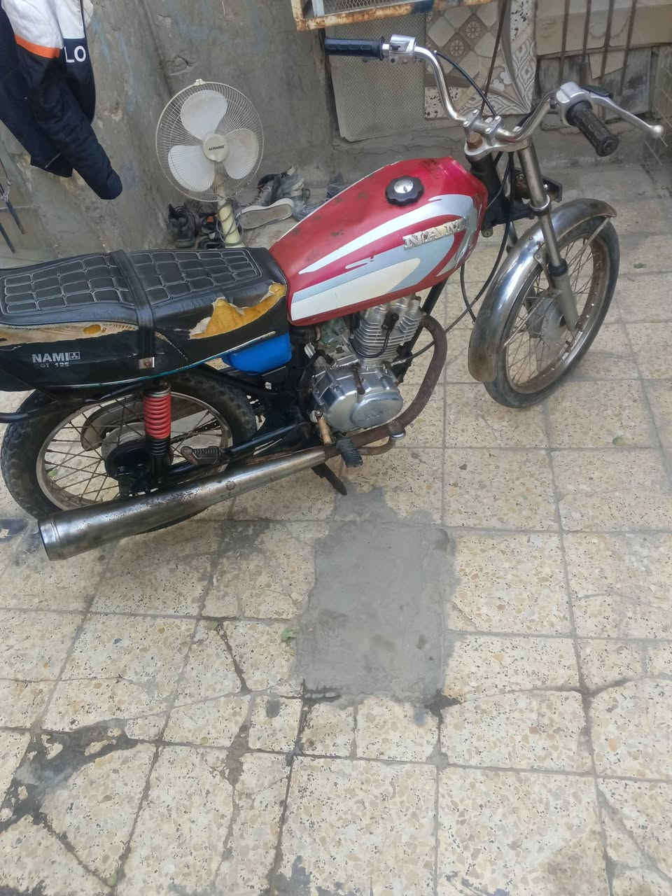 سلام عليكم دراجه ايراني نامه شلامجه . ادوات مكفوله من السرقه . الدراجه حلوه شلعه ومعدل مكينه تشك الكاع جديده . دبلات شغاله . السعر 350 وبيهه مجال . مكاني بصره . ***********
