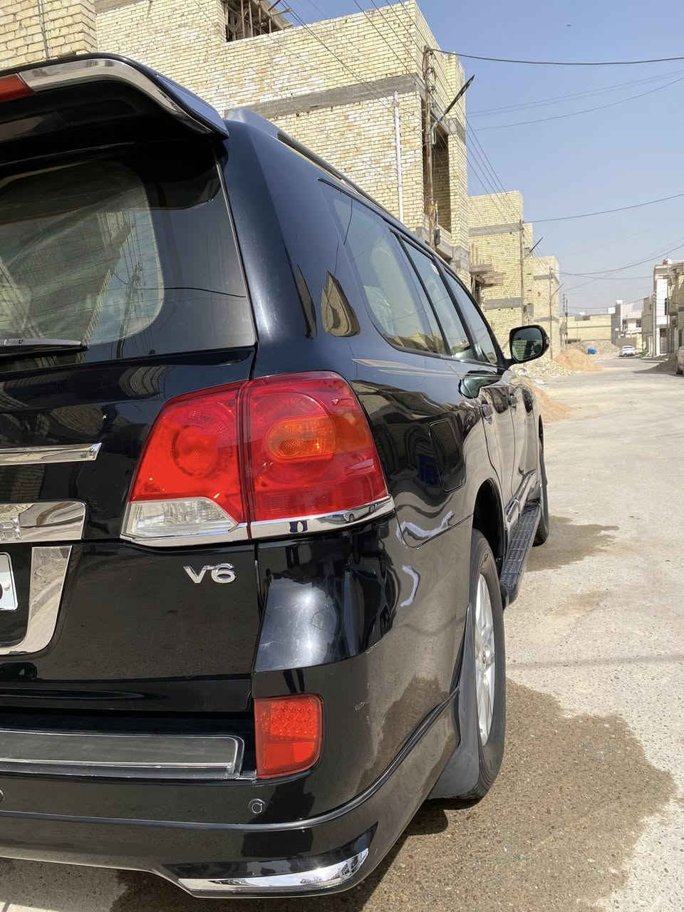 السلام عليكم ..... لاندكروز موديل 2012 للون اسود رقم اربيل .. محرك 6 اسلندر غير مفتوح والكير كذلك سيارة ماشية 175 جاهزة من كل شي مكفولة فقط بارد في الجاملغ الامامي قليل وشبر صبغ كارت تحت قبق البانزين سيارة 1/1 دفدي  طفاية تراي يخبل موديل 20 تبريد ثلج 
السعر 335 وبيها مجال للشراي مكاني بغداد 
هاتف/ ***********
