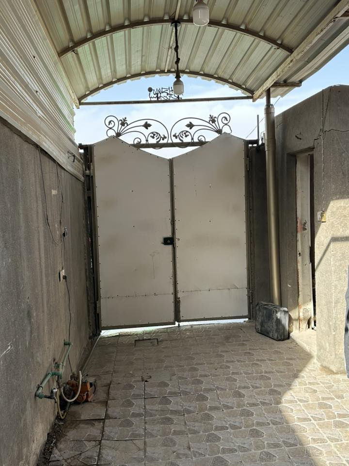 السلام عليكم
بيت 100 متر طابق ونص 

طابو صرف 

الطابق الأرضي غرفة وصالة ومطبخ واستقبال 
طارمة خارجية وحمام خارجي صب كونكريت اساس وسقف

وحمام ومكشوفة 

الطابق الثاني غرفة وحمام

حي العسكري خلف شارع الزيتون ( شارع البسيس)شارع التبليط  التبليط مقابل قرية الغدير

بيع مباشر من صاحب الدار 

***********
