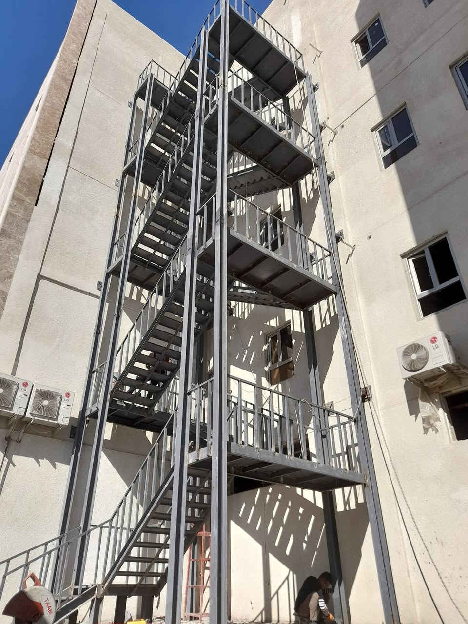 السلام عليكم  كافه انواع الحداده وانسب الاسعار جملونات كرفانات سقائف سلم طوارء ٠وبأشراف كادر متمرس للأتصال***********
