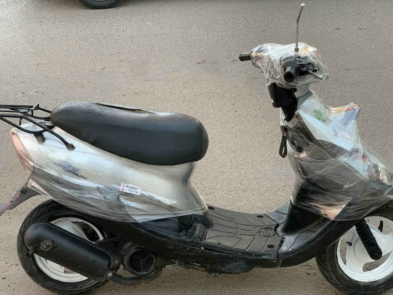 السلام عليكم دراجه بيجي 60 لون رصاصي دراجه كامله مكمله أي نقص مابيها كفرات بلاديه محرك ناعم شلعه ومعدل تخبل تشك الكاع الدراجه تشتغل سلف هندر اشاير كلوب عالي ناصي قفل جنطه قفل ستيرن كله شغال السعر 250وبيها مجال للطيبين العنوان بغداد الحريه الرقم ***********
