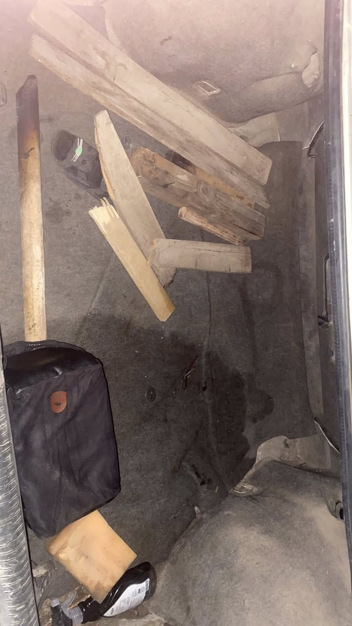 ئۆپل مۆدێل ١٩٩٠
کارەبای و لایت و فلچەو گەرمی بەس گێچی کیلۆمەتر ئیش ناکات 
گێر و مەکینە و پێشی مازبوتە تەنها ئستۆپی رەقە 
سلایت و بەرگە دەرگاو دەشبولی کامل مەزبوتە 
ئارمی سلێمانیە بەشەرتی مەفرەزە و خەرامە 
دەعمی قورسی نیە 
سعری ٢٢ کەمێک معامەلە 

شوێن سلێمانی  گۆرینەوەش دەکەم ***********
