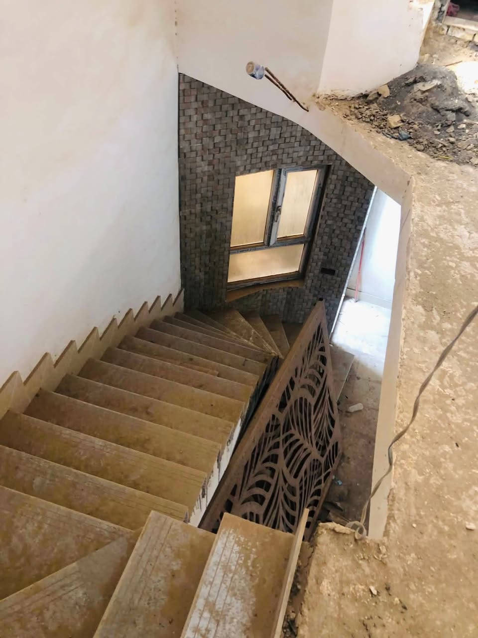 دار سكن مطلوب اسكان بناء حديث 🏯
3 طوابق
📍حي الصحة 
🔹 المساحة 100م
* 3 طوابق كونكريت مسلح.
* الطابق الأول: غرفة نوم، صالة، استقبال. كاملات
* الطابق الثاني: غرفتين نوم، صالة، مجمع صحيات.كاملات
* الطابق الثالث: مخزن كبير وبيتونة.
* الطابقان الأول والثاني مبيضان .
* الطابق الأرضي يحتاج فقط أبواب، 
اما شبابيك، جام  موجوده .
� موقع مكتبنا: حي المعلمين مقابل مطعم كوخ السلطان
📞 للاستفسار والمعاينة:
مكتب النجيماوي للعقار
☎️ ***********
