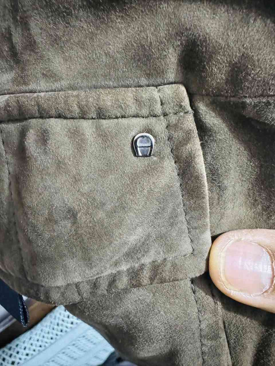 قمصله جلد طبيعي شامو من ماركت انكر العالميا نضافه 95 نضام القمصله تلبس من وزن 120 اله وزن 140 وتفاصيل القمصله بل صور الاستفسار خاص او التصال ***********
