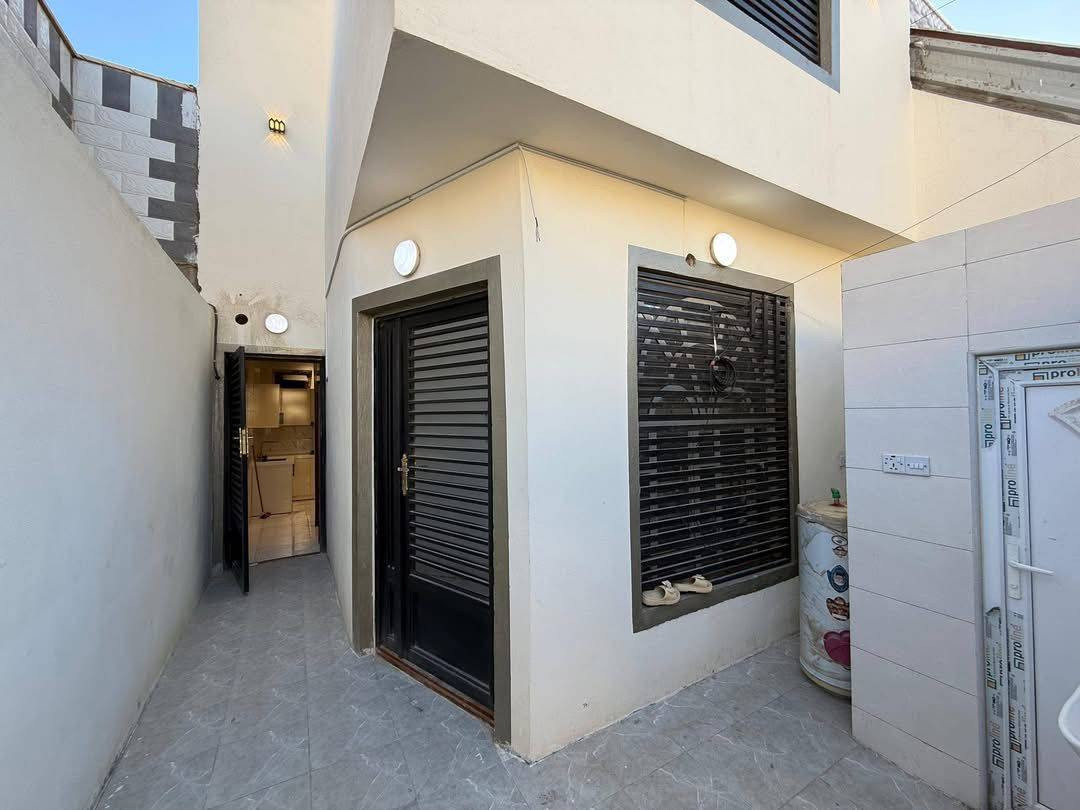 100م للبيع حي السلام طابقين شارع 10 السعر 208 مليون فارغ جاهز للسكن ***********
