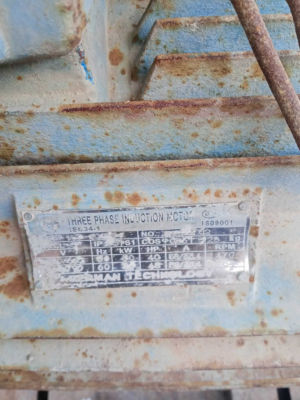 سلام عليكم شباب ماطور اربعين حصان +خنزيره 5×4السعر مليون وبيها مجال  رقم ***********
