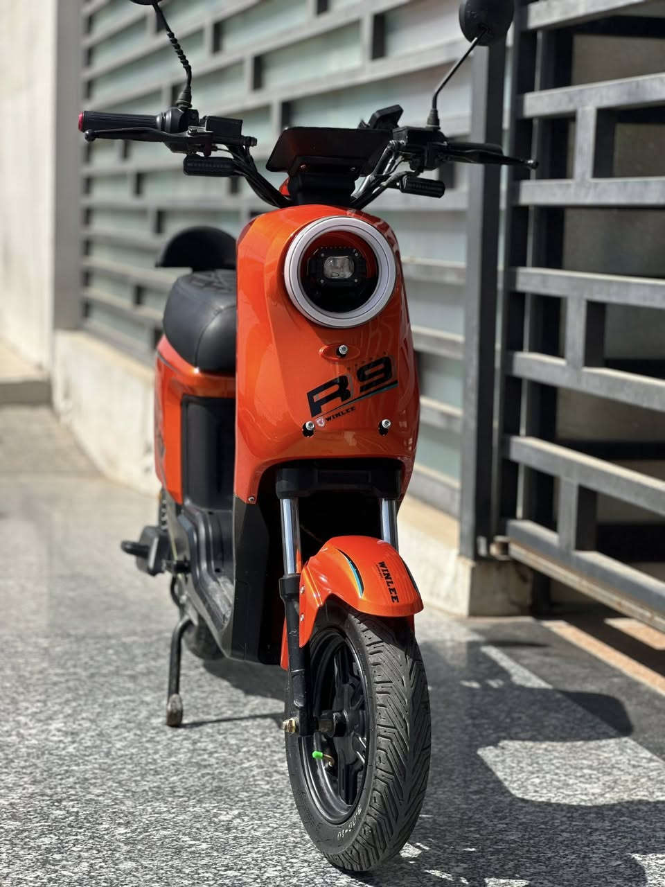 اخوان عندي هاي الدراجه R9 
البطاريه 5
بيها نضام بارك 
بيها نضام R
والسعر 400 وبيها مجال  استفسار عل رقم ***********
