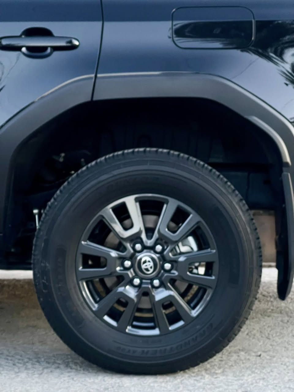 ‏Toyota Prado R3 
 الموديل: 2025
 الفئة: R3  
 الوكالة: ساس (خليجي أصلي)
عداد الكيلومتر : 6000 كيلو فقط
بعدها بحالة الضمان 
 المحرك: 4 سلندر اقتصادي وعزم ممتاز
 حجم المحرك: 2400cc توربو
 الدفع: دفع رباعي 4x4
الويلات: مقاس 20 إنش
 نظام قيادة ذكي ومريح
 شاشة وسطية + بلوتوث + كاميرا خلفية
 تحكم ستيرن متعدد الوظائف 🎮
 مكيف أمامي وخلفي تبريد قوي ❄️
 جنوط أصلية وكالة 20 إنش
 نظام نزول المنحدرات + مانع انزلاق
 مقاعدجلد و مخمل ناعم مريحة
 الدخول الذكي + تشغيل زر
 إضاءة أمامية LED نهارية
فتحة سقف 
رادار امامي وحساسات 360ْ
غراضها عدتها كتلوكاتها كله موجود غراض الشركة وياها  
السياره رقم اربيل باسمي وياها كتاب تضليل بلسنويه 

السعر 48800$ بيها مجال جداً بسيط 

مكاني بغداد    ***********
