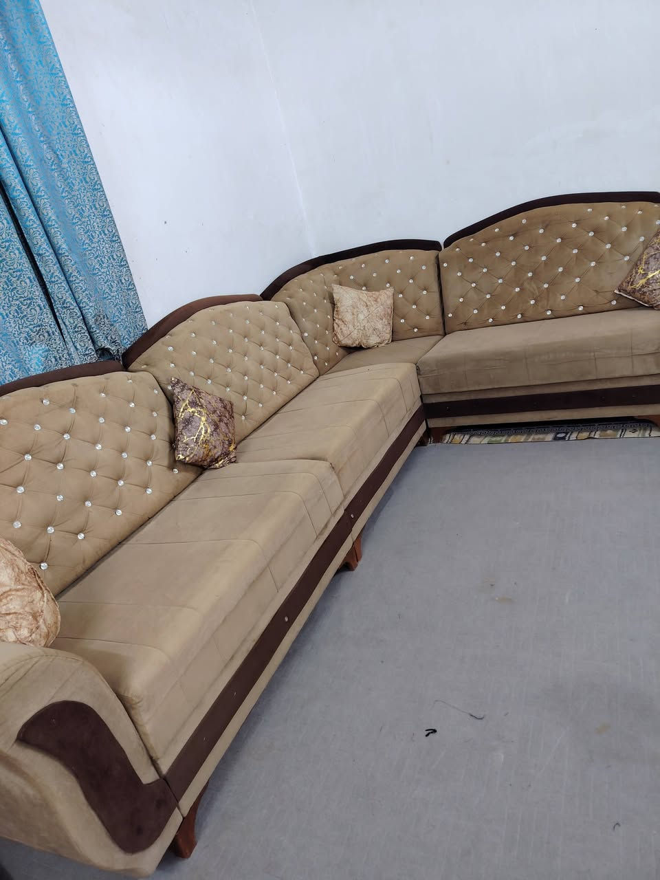 ديوان للبيع تزكام كلش نضيف 9مقاعد السعر 200وبي مجال العنوان كربلاء بدايد امن الداخلي يوجد توصيل داخل كربلاء الستفسار ***********
