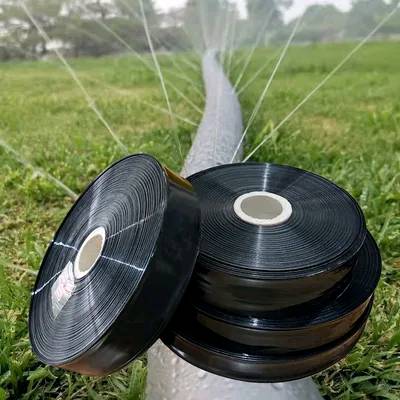 #مرشات_مطرية_للمساحات_الكبيرة
*********** 
*********** 
✅المدى الإفتراضي للرش👇
✅٣ الى ٣ونصف متر من كل جانب
✅كل خط يغطي من ٦ إلى ٧ متر رش مطري
✅قياسات / 1 إنج و 2 إنج
✅للحنطة والشعير والجت والبرسيم وغيرها
✅تتوفر جميع القياسات من ١٠٠ إلى ١٠٠٠ متر 
➖ ➖ ➖ ➖ ➖ ➖ ➖ ➖ ➖ ➖ ➖ ➖ 
سعر ١٠٠ متر 1 انج / ٢٥ الف
سعر ١٠٠٠ متر 1 إنج / ٢٥٠ الف
➖ ➖ ➖ ➖ ➖ ➖ ➖ ➖ ➖ ➖ ➖ ➖ 
سعر ١٠٠ متر 2 إنج / ٣٠ الف 
سعر ١٠٠٠ متر 2 إنج / ٢٧٠ ألف 
➖ ➖ ➖ ➖ ➖ ➖ ➖ ➖ ➖ ➖ ➖ ➖ 
#مواصفات_مزايا_ومعلومات👇
🔴كمية الماء: 
​لكل 100 متر من الأنابيب (بمتوسط ضغط 0.8 بار):
​الاستهلاك التقريبي: يتراوح بين 4,000 إلى 6,000 لتر في الساعة (أي 4 إلى 6 متر مكعب/ساعة) لكل 100 متر طول.

🟢​توزيع الرذاذ:
 هذه الـ 100 متر تغطي عرضاً يتراوح بين 6 إلى7 أمتار (حسب ضغط الماء)، مما يعني أنها تسقي مساحة تقريبية تبلغ 400 إلى 600 متر مربع في وقت واحد برذاذ ناعم يشبه المطر.

🔵​توفير الطاقة:
تعمل بضغط منخفض، مما يعني أنها لا تحتاج لمضخات عملاقة.

​🟣سهولة النقل والتخزين:
تأتي على شكل لفات خفيفة الوزن وسهلة الفرد واللم.

🟠​توزيع منتظم:
الثقوب المصنوعة بالليزر تضمن خروج الماء بشكل متساوٍ على طول الخط.
