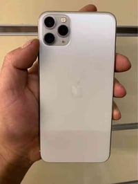 ايفون 11 بروماكس  ذاكره 512 بطاريه 76 متصرف ضمان لون سلفر الجهاز وتر م...