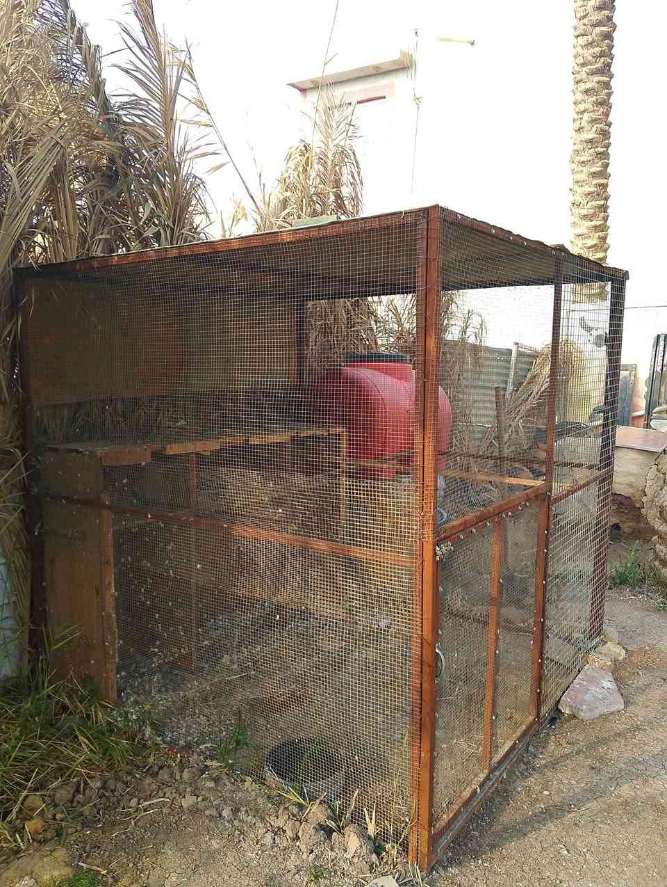 للبيع قفص حديد تسكام إرتفاع مترين وعرض مترين السعر 150 الشراي يتصل***********
