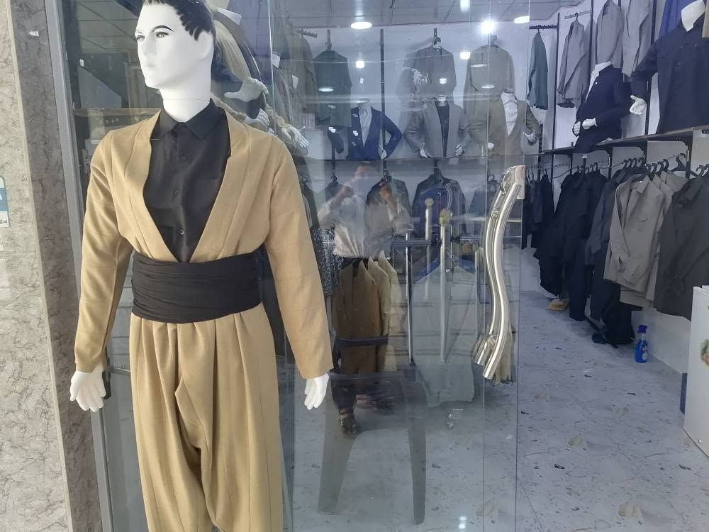 هەمو جۆر قاتئکی کوردی پیاوان مان لا دەست دەکەوێ بە باشترین دورین باشترین قوماش بەهەمو جۆرە دوورینئکی کراسی سەرۆکی نێچیری سا دە تاک شەروال بەهەرزانترین نرخ کەمتر لە بازاڕ ناونیشان حاجيا وا ته لاری دایک ژم *********** ***********. رانية, السليمانية
