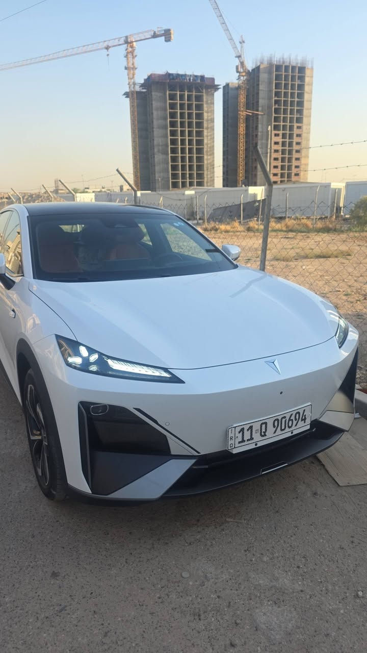 ديبال 2026  للبيع  s07  بغداد 
فول مواصفات
نظام REEV (موسع النطاق):
​محرك البنزين: 1.5 لتر (4 أسطوانات) يعمل كمولد كهربائي.
​المحرك الكهربائي: يولد قوة تصل إلى 235 حصان وعزم دوران 320 نيوتن متر.
​الدفع: خلفي (RWD).
​المدى الشامل: يصل إلى 950 - 1210 كم (حسب معايير الاختبار).
​نظام الكهرباء بالكامل (EV):
​يعتمد على بطاريات سعة (تتفاوت حسب الفئة، وتصل إلى حوالي 80 كيلوواط/ساعة).
 
​2. الأبعاد الخارجية
​الطول: 4750 ملم.
​العرض: 1930 ملم.
​الارتفاع: 1625 ملم.
​قاعدة العجلات: 2900 ملم (توفر مساحة داخلية رحبة).
​الخلوص الأرضي: 165 ملم.
​مقاس الإطارات: 255/45 R20.
​3. التجهيزات والتقنيات الداخلية
​شاشة الترفيه: شاشة ذكية بحجم 15.6 بوصة قابلة للدوران (يميناً ويساراً) لتناسب السائق أو الراكب.
​نظام العرض: شاشة عرض على الزجاج الأمامي (HUD) مع تقنية الواقع المعزز.
​النظام الصوتي: نظام صوتي فاخر يضم 14 سماعة.
​المقاعد: جلدية، توفر ميزات التدفئة والتهوية ومساج للسائق، مع تحكم كهربائي وذاكرة وضعيات.
​المعالج: تعتمد على رقاقة Qualcomm Snapdragon 8155 لضمان سرعة استجابة النظام.
​إضافات: شاحن لاسلكي سريع (40 واط) مع نظام تبريد، فتحة سقف بانورامية، أبواب بدون إطار، وشحن لاسلكي للهواتف.
​4. مزايا السلامة والأمان
​تحتوي على 6 وسائد هوائية.
​نظام تثبيت السرعة التكيفي الذكي.
​كاميرات محيطية 360 درجة مع خاصية "الهيكل الشفاف".
​أنظمة مساعدة السائق المتقدمة (ADAS) مثل مراقبة النقاط العمياء، الحفاظ على المسار، والفرملة التلقائية للطوارئ.


**إذا كنت صاحب هذا الإعلان وتريد حذفه لأي سبب، رجاءا أرسل رسالة إلى الدعم الفني**