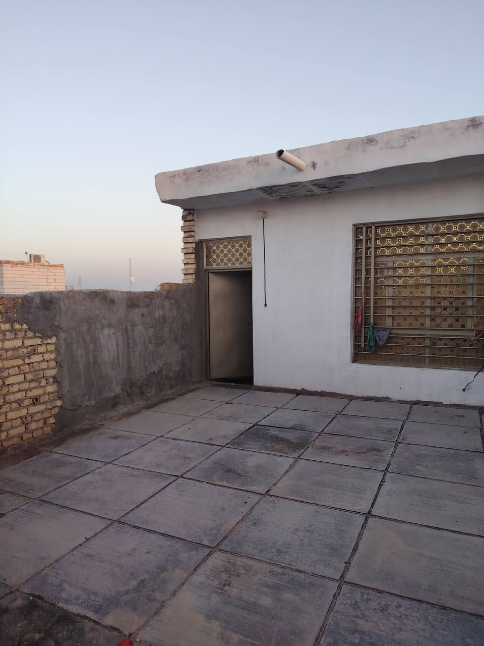 بيت مساحته 125 متر
طريق النجف مقابل الشقق السكنيه حي الإمام الصادق الثاني
بناء درجه اولى طابقين غرفتين فوك وجوه
وصاله ومطبخ واستقبال وصحيات داخليه او خارجيه
***********
واس اب غير متوفر
فقط اتصال
