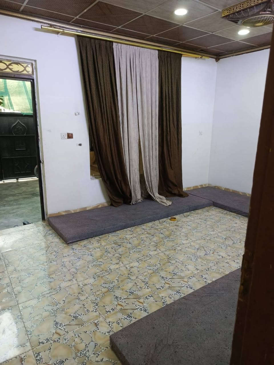 بيت للبيع رقم بلديه ويا الطابو بيت 100 متر وبي غرفتين نوم واستقبال مطبخ داخلي وحراري وبي ترك والسطح بي مخزن العنوان كركوك قادسيه الثانيه شارع ابو وليد سعر 50 وبي مجال رقم الهاتف ***********

