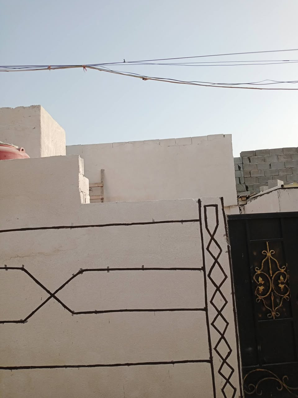 سلام عليكم بيت لبيع بجزيره بزين عابدين قريب كلش عل شارع العام مساحه البيت 130 بي غرفتين وصاله وديوانه مطبخ طابو ملك زراعي عراقي سعره 48 قابل للتفاوض ستفسار أكثر نتصال ***********
