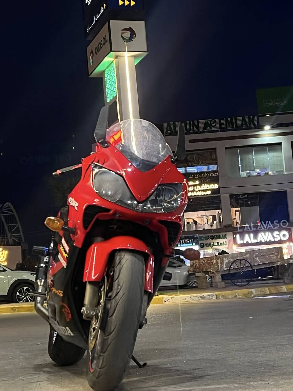 هوندا اف فور اي للبيع مستعجل
نضافتها ٧٠ ٪؜ فقط كفرات بيها شخوط 
محرك وكير و كهربائيات كفاله انطيك 
ماشي :٥٤ الف كيلومتر 
شعلتها قويه
لايتها زنون ابيض سعره ١٠٠
بنزين فقط محسن
فلانچه خلفي رياضي 
يدات رياضي
اشارات خلفي و امامي مال ار ار 
و دسكات جديده 
سعره:٢٦ و بيها مجال 
عنوان: كركوك  و طوز خورماتو 
*********** 
متواجد واتس
