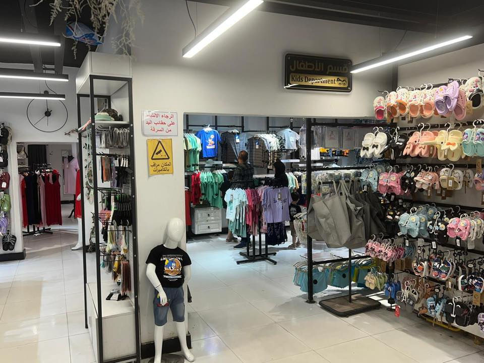 السلام عليكم 
اخوان عندي ديكوارت مال مجمع كامل تشمل (دنك لون اسود .سيات .هوكات تعليك ملابس .رفوف ميز كاشير ، فاترينات. تعلاكات ملابس خشبيه وبلاستك عندي ) كله اخو الجديد وبنص السعر ابيعلك خابرني وتدلل مكاني حله شارع الجمعيه ***********
