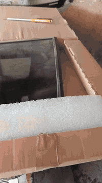 سلام عليكم
 يوجد جميع انواع زجاج السيارات 
سمج تيوتا سينا اصلي تفصيخ مع ربل ونيكل بلاديات كاملات 
***********علي
