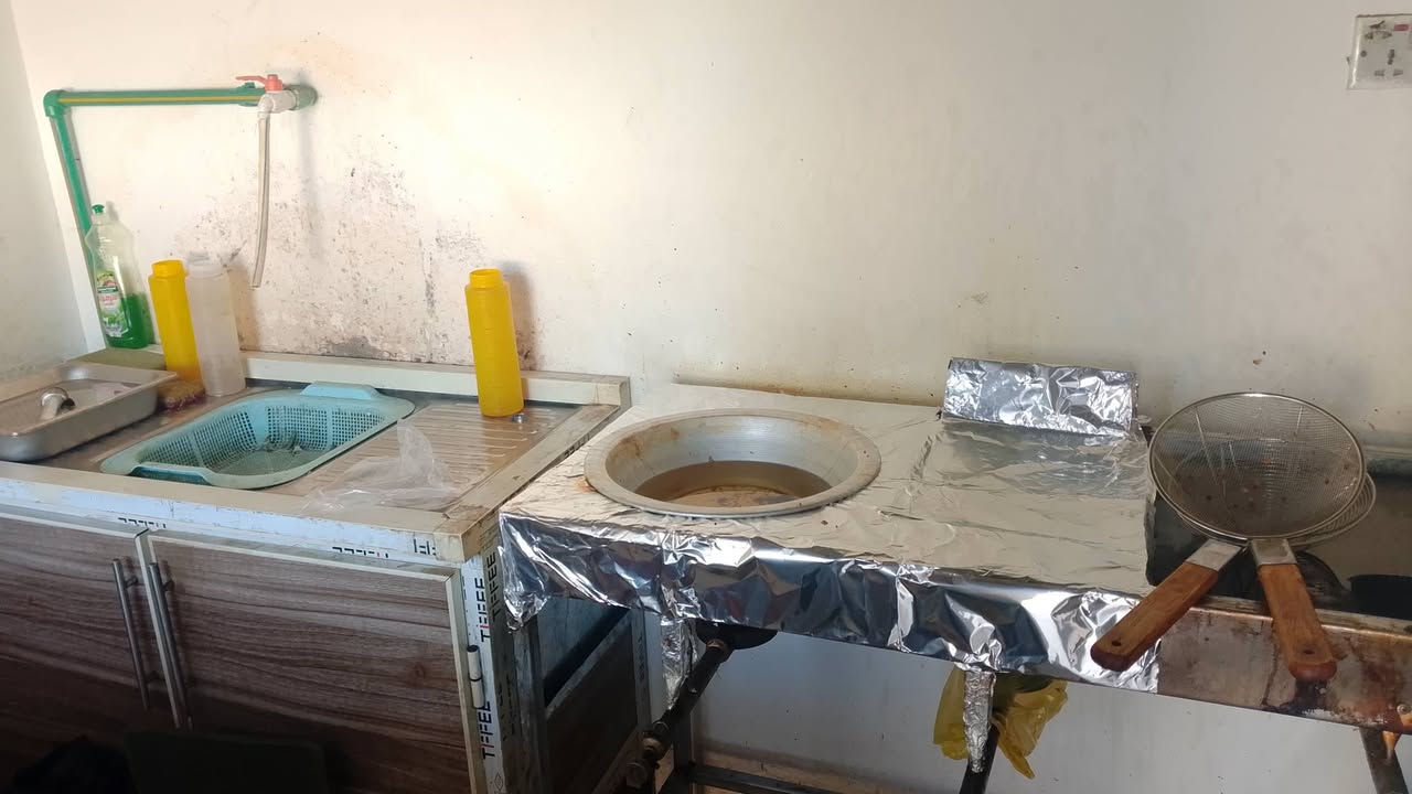 السلام عليكم ورحمه الله وبركاته 
محل كافتريا للبيع المكان ناحية الوحدة مقابل مركز صحي مجاور افران واسواق بيت الشيخ المحل جاهز السعر والاستفسار ع الخاص او الاتصال على الرقم ***********
