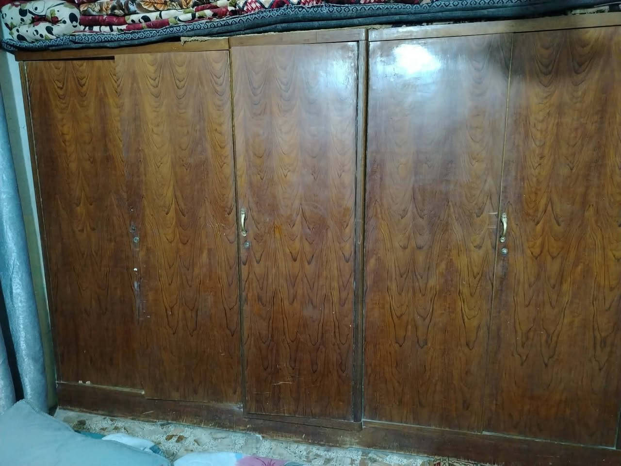 ( مكلف بالنشر )غرفة نوم أخشاب للبيع للتواصل أتصل على رقم صاحب الغرفة ***********
