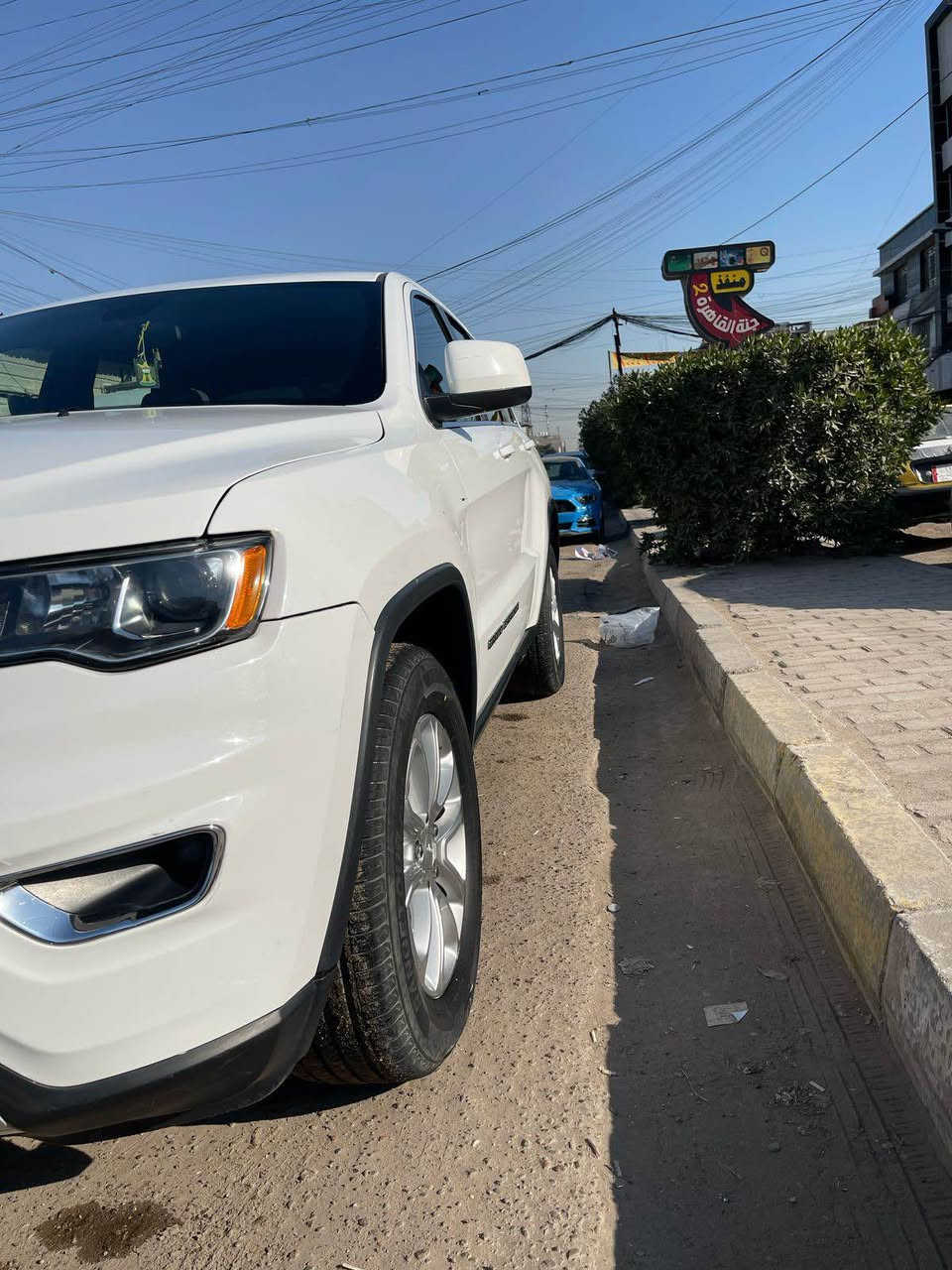 السلام عليكم 
سيارة جيب شيروكي 2021  
مواصفات لاريدو 
حساسات 360 درجة
توقف ذاتي تم تاير جديد 
محرك كير صدر كهربائيات كلة مكفول 
حادث غرق  وبلعراق الجاملغ الخلفي صبغ فقط 
السعر 210 ورقة وبيهة مجال بسيط
*********** بغداد, العراق
