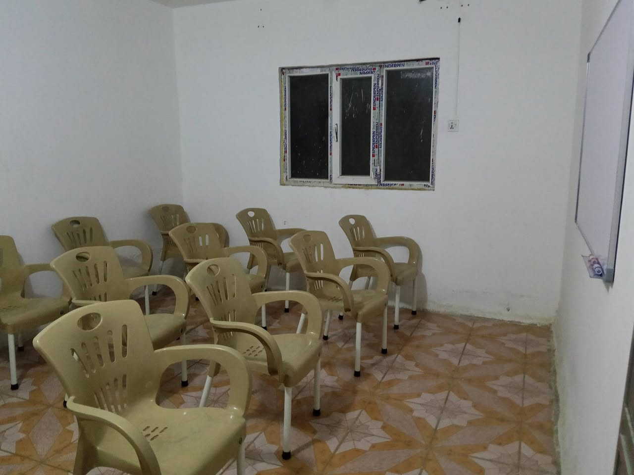 متوفر معهد تدريس خصوصي بنادر الثانيه للبيع جاهز
ايجاره 300 
للاستفسار اكثر اتصل على رقم ***********
