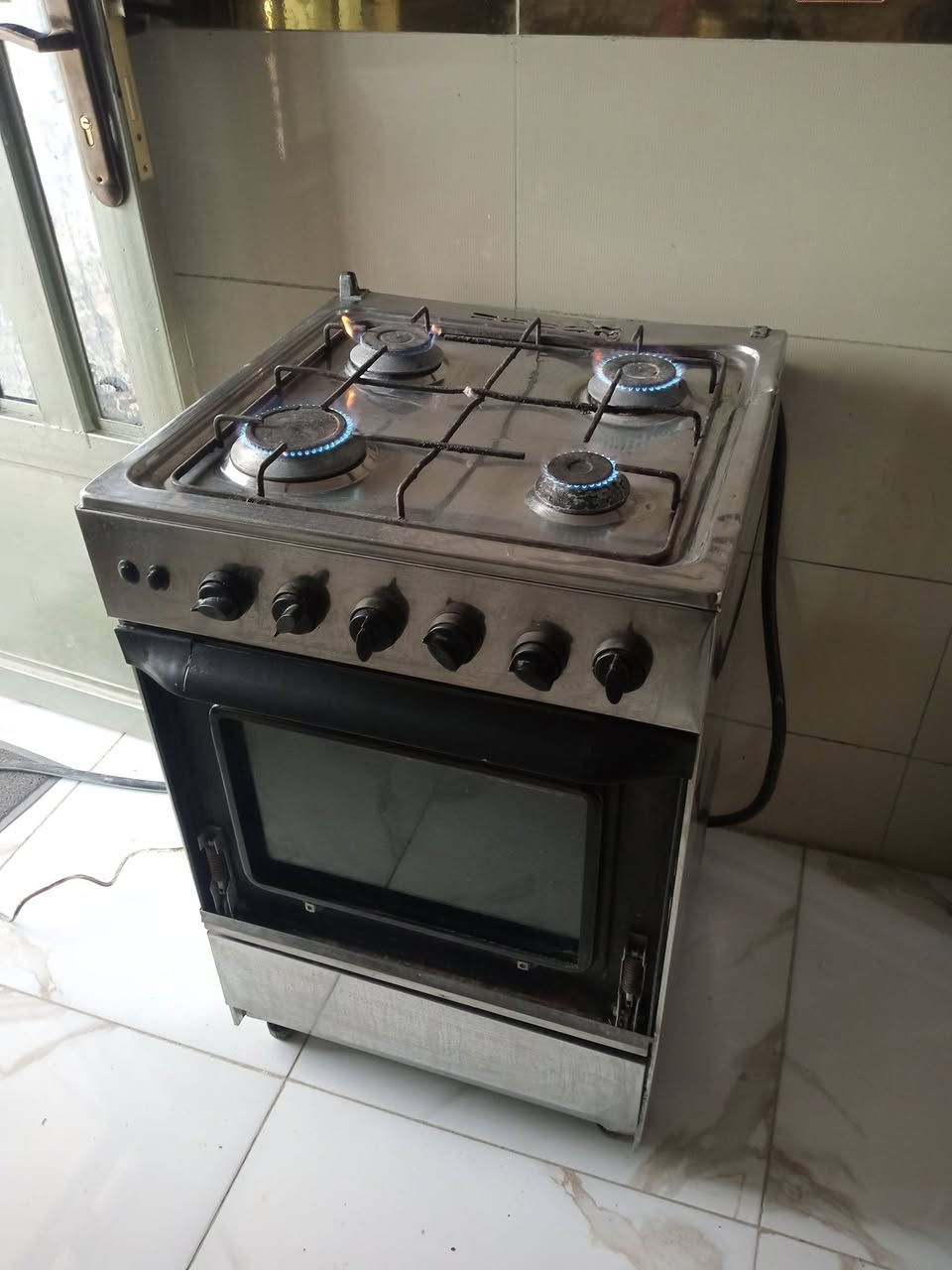 السلام عليكم .. طباخ 4 مشاعل كله شغال حته الفرن مثل ماموضح بالصور سعر 75 للاستفسار اكثر مراسلة الصفحة او الاتصال ع رقم *********** وات ساب
