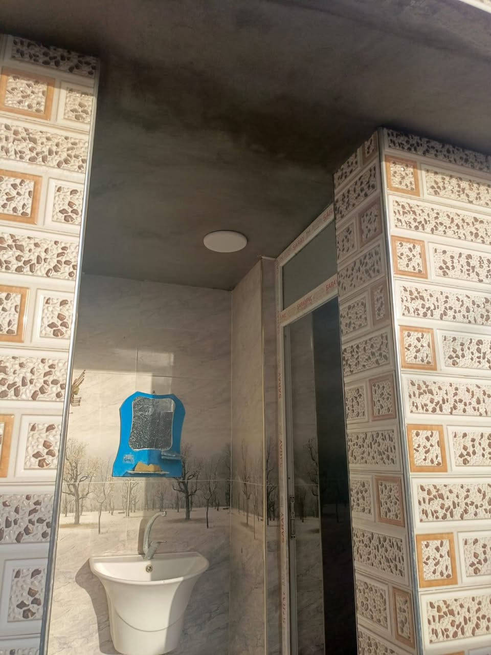 السلام عليكم دار للبيع المساحه 210 متر طابقين الطابق الاول يتكون من غرفتين نوم وصاله ومطبخ واستقبال وصحيات داخليه وخارجيه الطابق الثاني يتكون من غرفتين نوم وصاله العنوان حي العسكري الصدر الثالث شارع 30 على الشارع العام توجد كافة الخدمات للاستفسار الاتصال على الرقم ***********
