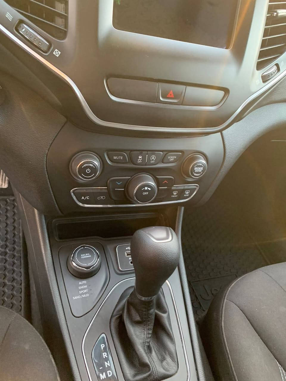 من رخصة الادمن المحترم
 جيب بزون 2020 محرك 4 سلندر 2400 رقم اربيل دولي سنوية لل2027 باسمي ماشية 59الف كيلو بيهة بس البنيد صبغ بدون دواخل السيارة شرط من الدعامية للدعامية السعر 160 ورقة مكاني تكريت للاستفسار الاتصال على هذا الرقم *********** او مراسلتي على الخاص
