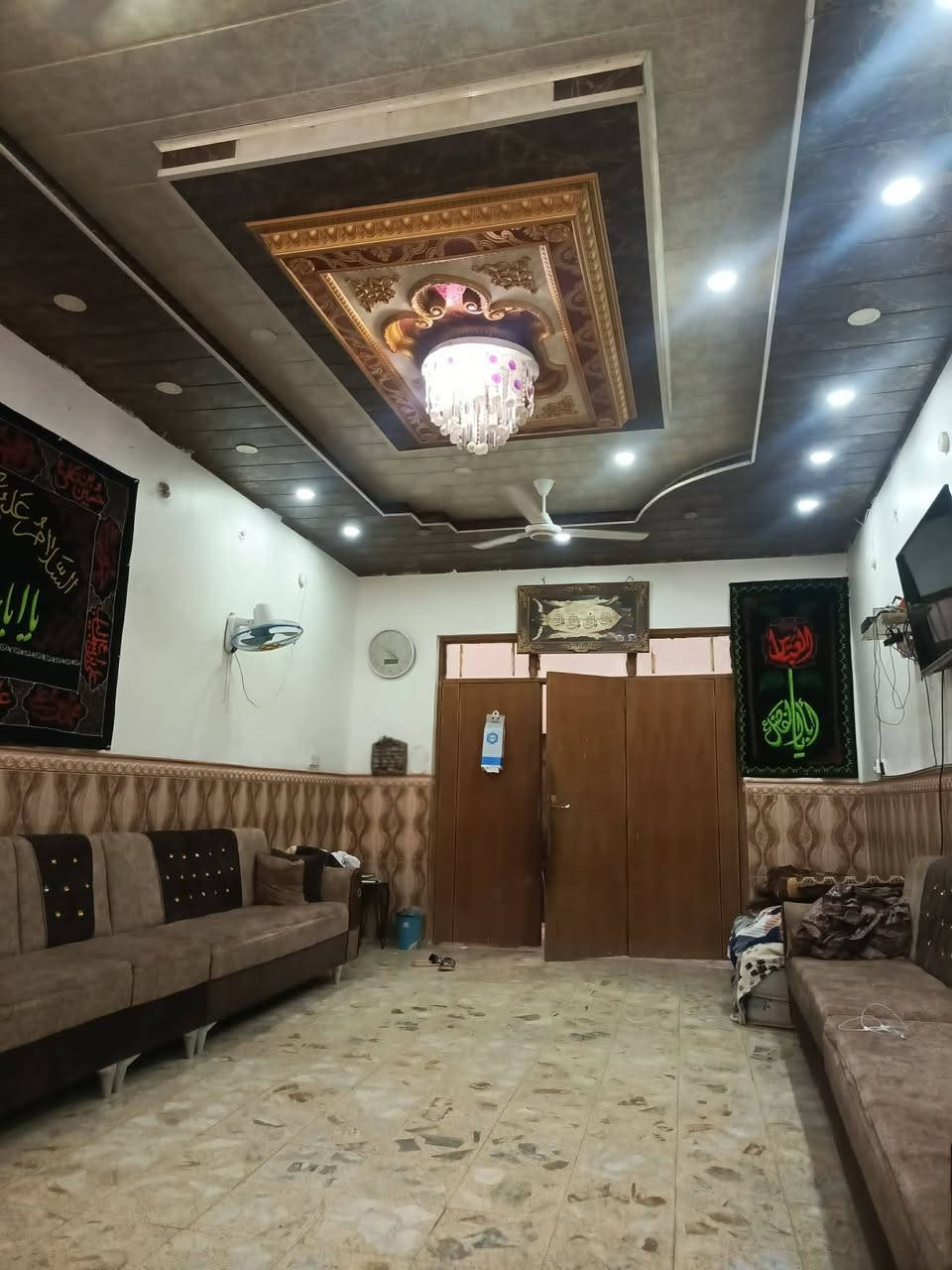 بيت للبيع قرب منظمه الحسن مساحه 150 متر كونكريت اربع غرف نوم استقبال كبير 7 ×  8 مطبخ كبير البيت فره نضيف السعر 260 قابل للتفاوض  للاستفسار الاتصال ***********
