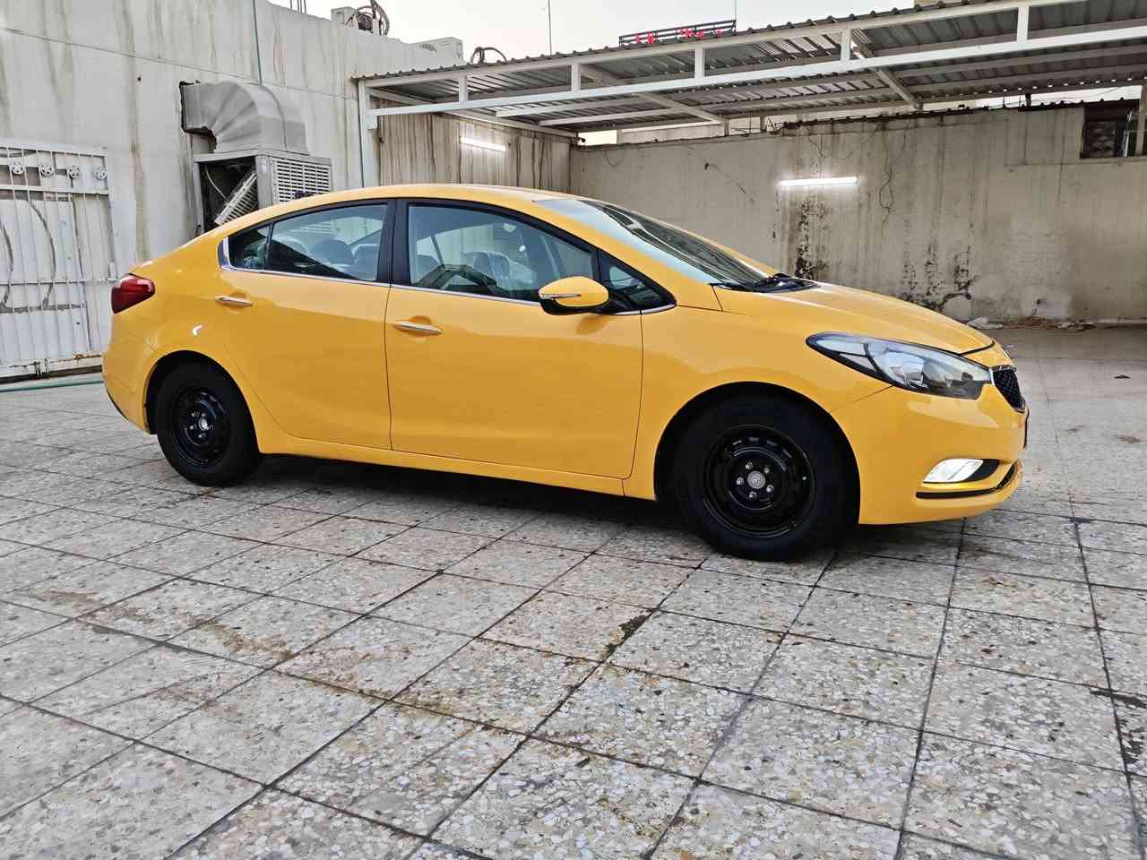 السلام عليكم فورتي 2015 رقم بغداد بسمي وارد امريكي حادث بنيد معه جاملغ امامي بدون دواخل شواصي مكفولات سيارة جديدة وجاهزة محرك كير مكفولات صدر امامي خلفي جديد تخم تاير جديد للاستفسار *********** السعر 100 ورقة مكان بغداد
