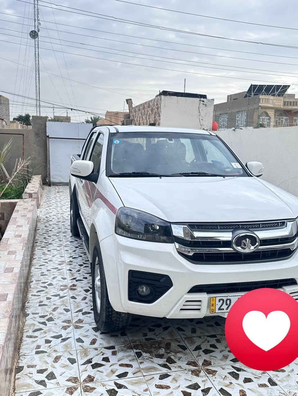 كريت ويل 2025 للبيع
سلام عليكم كريت ول للبيع الشكل الجديد
ماشية ٣٣ الف بعدهي السياره بتارب المعرض
سياره باسمي تحويل ثاني يوم

♦️المواصفات

بيك أب Great Wall Wingle
 • النوع: بيك أب (حوض)
 • الموديل: (2025)
 • المحرك: 2.4 بنزين / ￼
 • عدد السلندر: 4 سلندر  ￼
 • القير: عادي (5 سرعات)  ￼
 • الدفع: خلفي / ￼
 • عدد الركاب: 5 ركاب  ￼

 خزان الوقود: 70 لتر  ￼

⸻

👍 المميزات
      ١- زيت المحرك وكالة مال شركة مع وجود الوصولات
 • حوض واسع مناسب للتحميل
 • اقتصادية بالصيانة
 • قطع غيار متوفرة
 • مناسبة للطرق الترابية والسفر
 • ارتفاع جيد عن الأرض

♦️♦️ السعر (١٥٣) ورقة وبيها مجال العنوان واسط / الموفقية 
***********

📝ملاحظات( يوجد تكحيل خفيف في باب البدي بسبب حبل سفيفه)
