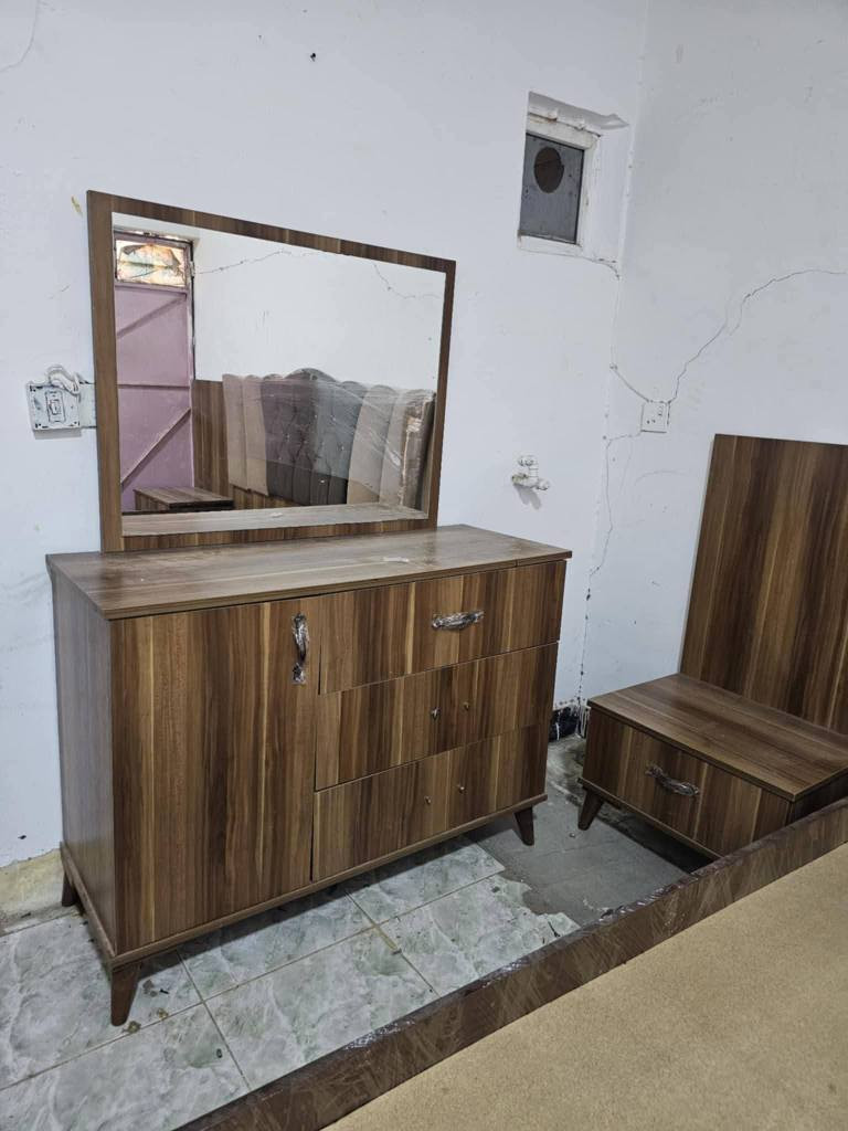 غرفه النوم للبيع اخو الجديد شرط النظافه غرفه كامل 9  قطع حلوه درجه اولى سعرها مناسب خاص اي استفسار لراس الصفحه او يخابر على رقم*********** كركوك, العراق
