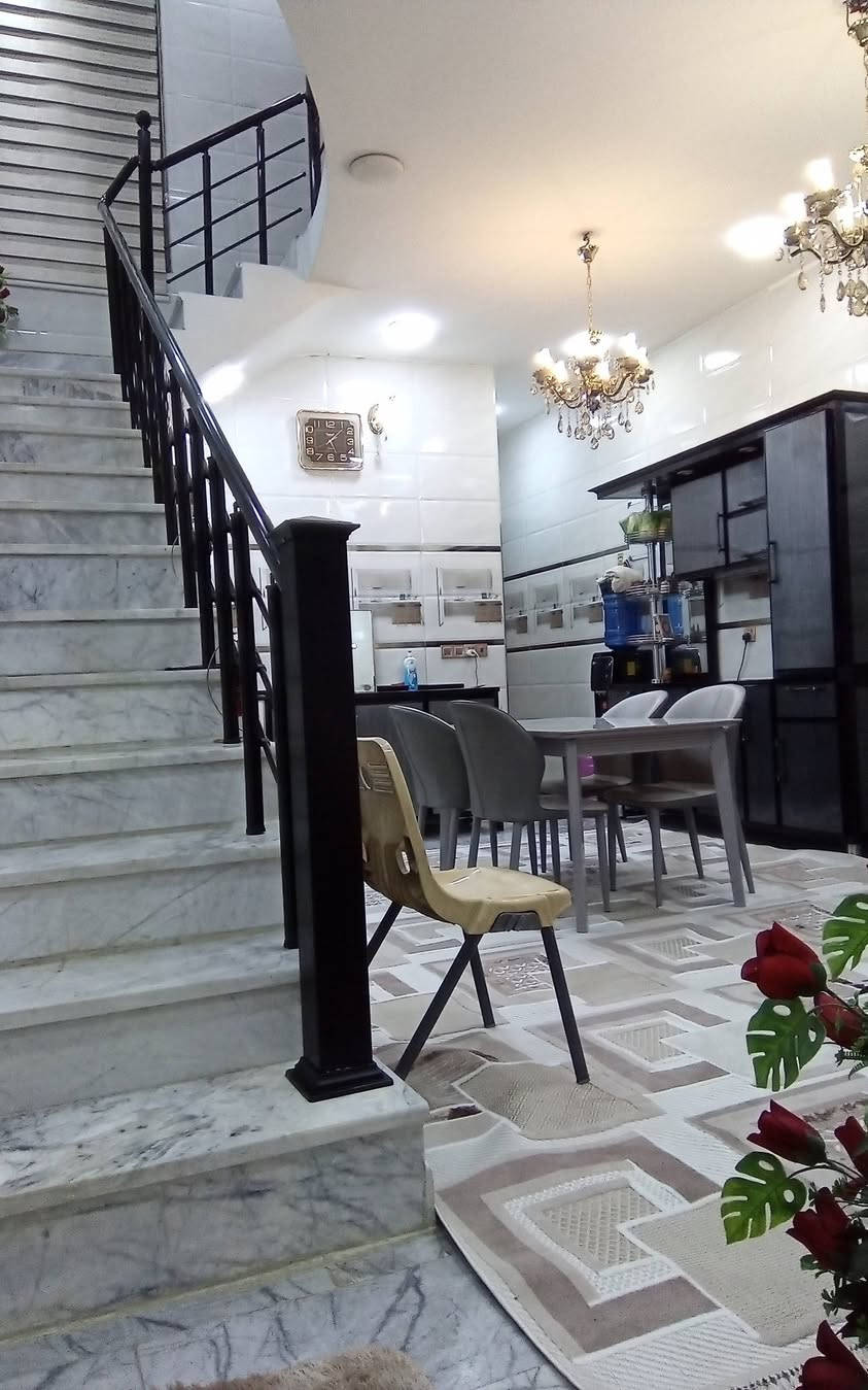 الدار للبيع مساحة 100واجهيه 5نزال 20 منفصل وليس مشترك بناء 24 طابقين ونصف جاهز من كلشي متكون من صالة ومطبخ مفتوح 4غرف نوم وحمامين البياع شارع 12قريب المعارض رقم صاحبه الشرعي ***********
