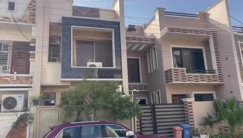 ‏سلام عليكم مشتمل للبيع المساحة 100 متر الواجهة 5: نزال/ 20 يحتوي على أربعة غرف نوم سويتات وصالة ومطبخ حار ومطبخ بارد صحيات موقع مميز حي الجهاد الشارقة قرب شارع العام  السعر مناسب جدا جدا بيع مستعجل. للاستفسار ***********.
