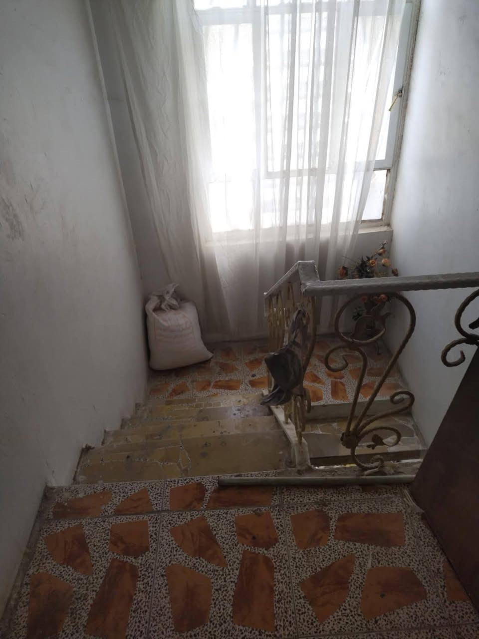 بيت للبيع مساحته 200م حي الزهراء خلف جامع اهل البيت مباشر الطابق الاول غرفتين وصاله ومطبخ وحمام داخلي وخارجي واستقبال كراج سيارة مناور 2 الطابق الثاني ٢غرف نوم فقط سقف عكاده منطقه جهازه للطبليط سعره 145ا الاستفسار *********** وتساب
