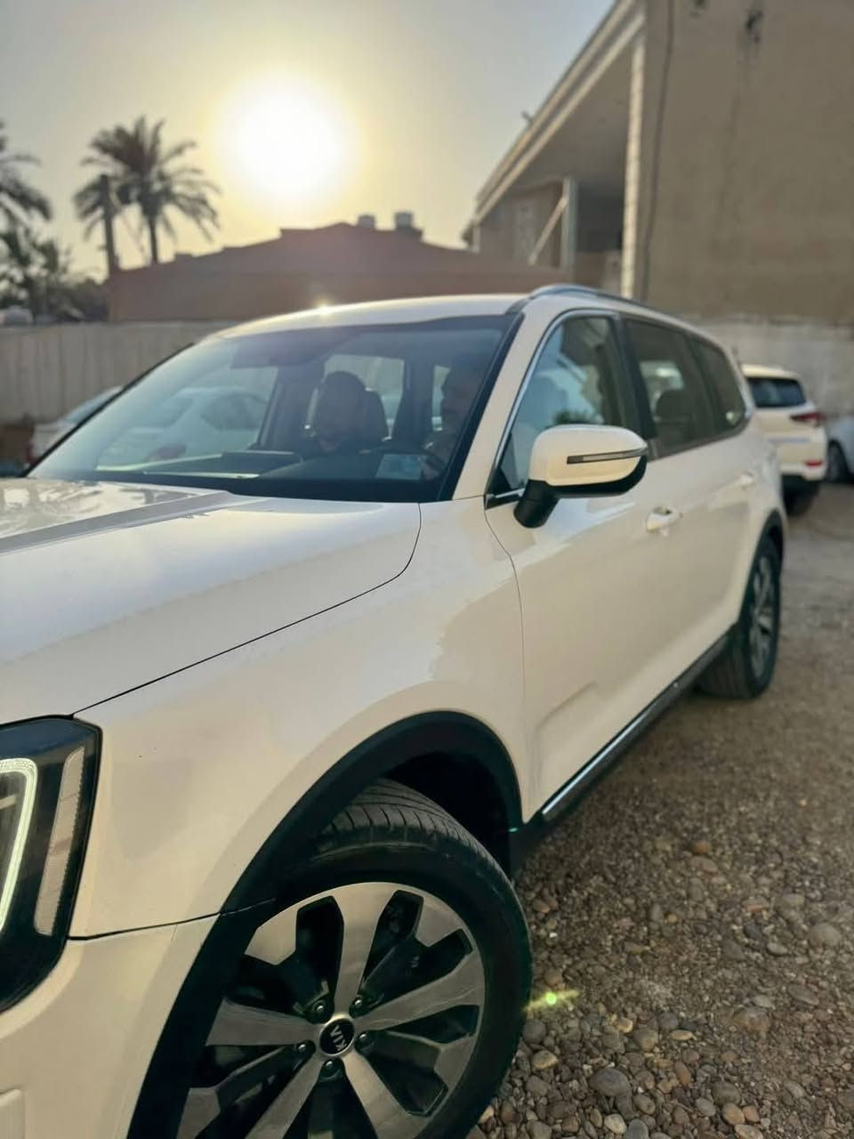 السلام عليكم
كيا تيلورايد خليجي 2020 للبيع 
فئة LX ماشية حاليا"194000KM 
محرك 3800gdi 
لون أبيض رقم بغداد 
مقاعد جلد سبعة راكب 
كاميرا خلفية  و حساس  
السيارة فيها ضرر
 الجاملغ الامامي الأيمن مصبوغ ومصلح أثر طخت ستوتة وكذلك الباب الأمامي الأيمن والجاملغ الخلفي الأيمن بسبب شخووط عميقة (وليس حادث تصادم ).
السعر المطلوب 23000$
وبيها مجال للطيبين والجاديين بالشراء 
رقم الهاتف ***********.
