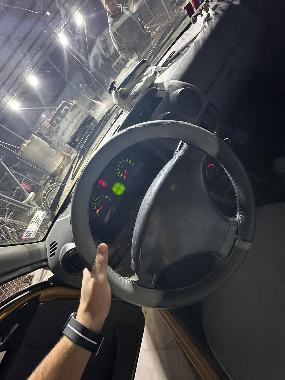 سلام عليكم سايبه 2016 سياره خير من الله وكينه كير نعمه بيهه ملاحضات بسيطه بل خارج صدر جديد تأيرات جديده باتري جديد سنويه ٢٧ صفر غرامات وهيئه سياره بسمي عنوان السياره بغداد *********** سعر 40 وبيهه مجال الطيبين
