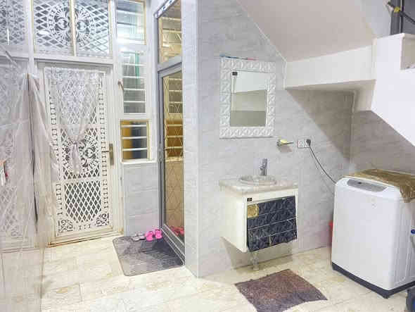 #مكتب_الشكري_للعقار دار سكن 200 م مربع مع محلات 
🌍 الموقع :النجف الاشرف_  الكوفه شارع المطار السايدين شارع علكم ثالث بيت عن شارع ع شارع علكم الرئيسي وليس فرع وشارع تبليط
----------------------------------------
🔳  زراعي سند 25
🔳 المساحه 200 م 
🔳دار سكن زراعي جاهز 
--------------------------------
🧾 تفاصيل البيت 🧾
يحتوي علئ غرفتين صاله مطبخ تخاريج استقبال 
صب كونكريت الأساس والسقف طابوك 
كافه الخدمات متوفره 
------------------------------
سعر البيع 135
مليون 💷
☎️ للاستفسار 
واتساب ***********
***********
🛣️عنوان المكتب النجف الأشرف _ الكوفه شارع المطار السايدين مقابل جوهره العرب مباشرتٱ مكتب الشكري للعقار
