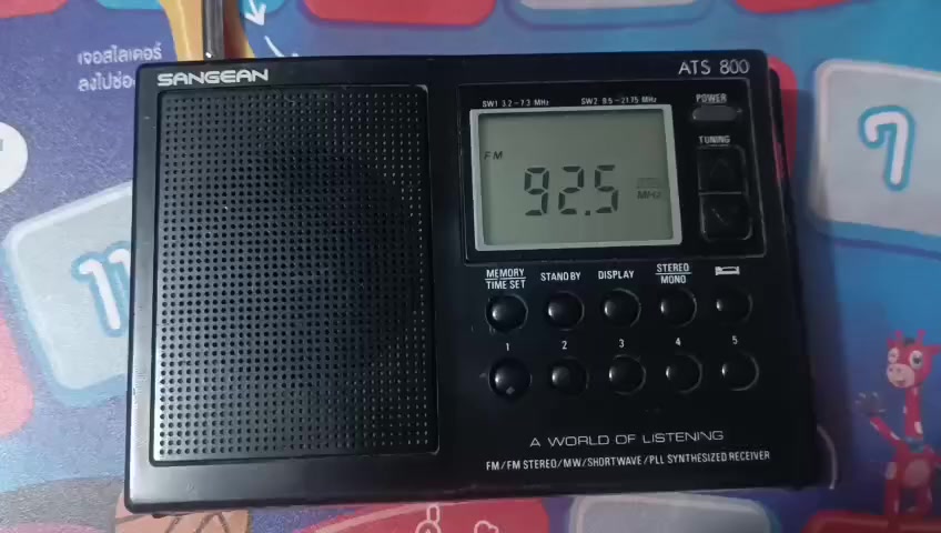 هذا الجهاز هو راديو محمول من نوع Sangean ATS 800، وهو جهاز استقبال رقمي متعدد الموجات.
إليك أهم تفاصيل هذا الجهاز:

الماركة والموديل: Sangean ATS 800.

نطاقات الموجات: يدعم موجات FM (ستيريو عبر سماعات الرأس)، والموجات المتوسطة MW، والموجات القصيرة SW، ويعمل بتقنية PLL المجهزة لتوليف دقيق للقنوات.

المنشأ: تم تصنيع هذا الطراز في تايوان.

مميزات إضافية: يحتوي على شاشة عرض رقمية LCD لعرض الترددات، مع إمكانية حفظ المحطات في الذاكرة


**إذا كنت صاحب هذا الإعلان وتريد حذفه لأي سبب، رجاءا أرسل رسالة إلى الدعم الفني**