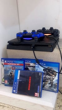 بلي فور للبيع  ملحقاته يدات اثنين وخمس اقراص  يجي وياه حساب بي 81 لعبه...