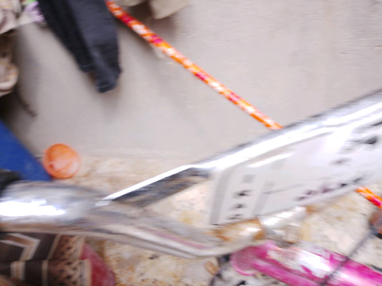 دراجة هوائية بلون وردي مناسبة للأطفال، فيها زينة ملونة على العجلات. تحتاج إلى بعض التنظيف والصيانة. خيار ممتاز للتمتع بركوب الدراجات في الأماكن المفتوحة.