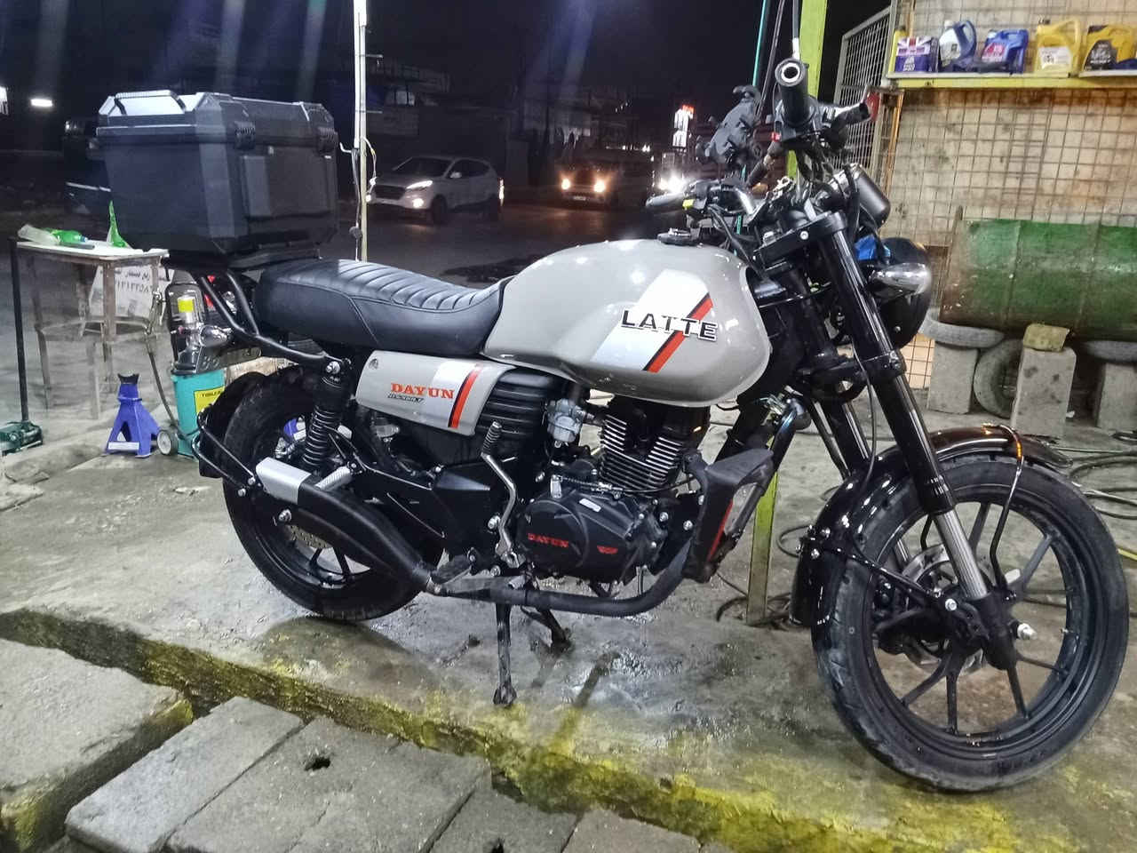 سلام عليكم دراجه دايوان لاتي للبيع فقط بدون مرواس صارلها 20 يوم نازله من المعرض زيرو بعدها مرقمه اربيل يعني تروح لاربيل كبل تنزل ب اسمك بدون تحويل بعدها ب اسم المعرض عليها تزويد مازده وصالنصه من سيزر ابيعها كامله حته الصندوك وياها السعر ب2و 700الف وبيها مجال للشراي العنوان العبيدي حي الرئاسه ***********
