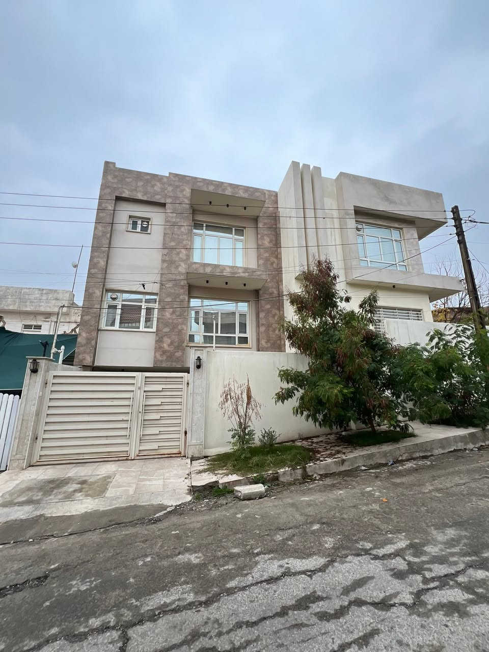 🏠دار للبيع بناء حديث Vip مساحة 270 متر ركن 🌀
🛑ثلاث طوابق بناء حديث Vip 💥
🔴نظام دكتات سبالت _ نظام كاميرات 📸 _ نظام إطفاء الحريق 🧯 + تم بناء المنزل وفق مواصفات حديثة وعبر شركة رصينة وكادر  متخصص بالبناء 🏠
1️⃣الطابق الاول : غرفة نوم + هول + استقبال + كراج + مطبخ + صحيات 🚾
2️⃣الطابق الثاني : ثلاثة غرفة نوم + هول + استقبال + مخزن + مطبخ + صحيات 🚾
3️⃣الطابق الثالث : ممكن يكون منفصل إلى مشتملين وممكن يكون طابق متكامل المشتمل له درج خارجي + داخلي 
⏮️المشتمل الاول : غرفة نوم + هول + مطبخ + صحيات 🚾
⏮️المشتمل الثاني : غرفة نوم (( سويت )) + مخزن + منور + صحيات 🚾
📄سند سكني ملك صرف / شرط القرآر التمليك والتحويل 
❌لانتعامل برفع سعر العقار عن سعرة الآصلي نجمع البايع بالمشتري مباشرتأ _ لا نوقف البيعة بخلاف عن الدالية 
🛑موقع مميز جدأ 🔥
🌍الموقع / (( حي الرفاق قرب عيادة الموصل الجراحية )) 🏭
للأستفسار
⏮️مراجعة مكتب العلاف لتجارة العقارات 🌟
أو الاتصال 
☎️ أسيا ***********
أو
☎️ كورك ***********
⏪️مع العلاف للعقار استثمارك في آمان ⭐️
🌐عنوان المكتب / الموصل _ حي الزراعي قرب جسر السويس 🔥
📌نستقبل عقاراتكم وطلباتكم العقارية .
