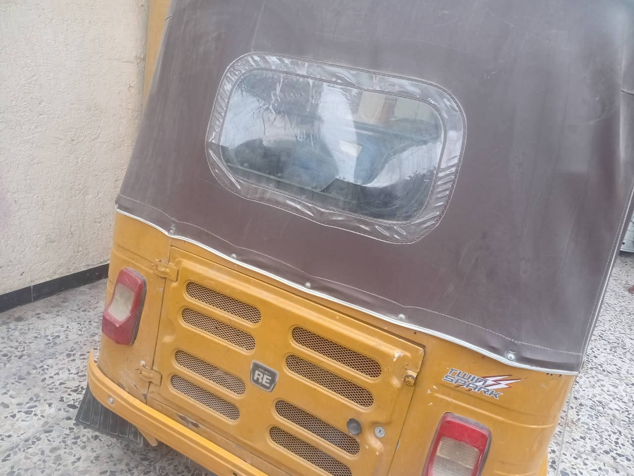 للبيع تكتك رقم بغداد موديل٢٠مكان الرئاسه شارع عشرين السعر ٧ مليون وبيها مجال ***********
